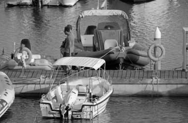 İtalya, Sicilya, Akdeniz, Marina di Ragusa (Ragusa ili); 17 Ağustos 2020, limanda insanlar ve motorlu tekneler - EDITORIAL