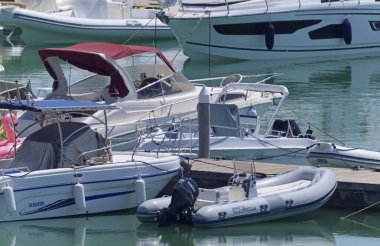 İtalya, Sicilya, Akdeniz, Marina di Ragusa (Ragusa ili); 19 Ağustos 2020, limanda motorlu tekne ve lüks yatlar - EDITORIAL