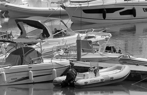 イタリア シチリア島 地中海 マリーナ ラグーザ ラグーザ州 2020年8月19日 港内のモーターボートや豪華ヨット Editorial — ストック写真
