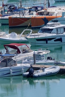 İtalya, Sicilya, Akdeniz, Marina di Ragusa (Ragusa ili); 19 Ağustos 2020, limanda motorlu tekne ve lüks yatlar - EDITORIAL