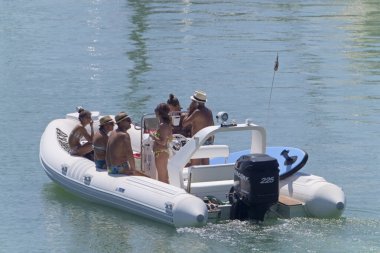 İtalya, Sicilya, Akdeniz, Marina di Ragusa (Ragusa ili); 19 Ağustos 2020, limandaki kauçuk bir teknede insanlar - EDITORIAL