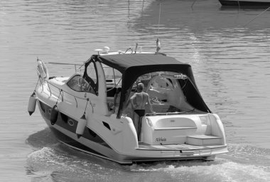 Taly, Sicilya, Akdeniz, Marina di Ragusa (Ragusa Eyaleti); 19 Ağustos 2020, limanda lüks bir yatta insanlar - EDITORIAL