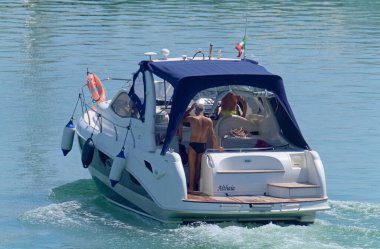 Taly, Sicilya, Akdeniz, Marina di Ragusa (Ragusa Eyaleti); 19 Ağustos 2020, limanda lüks bir yatta insanlar - EDITORIAL