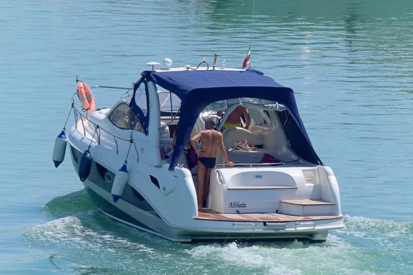 Taly, Sicilya, Akdeniz, Marina di Ragusa (Ragusa Eyaleti); 19 Ağustos 2020, limanda lüks bir yatta insanlar - EDITORIAL