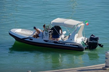 İtalya, Sicilya, Akdeniz, Marina di Ragusa (Ragusa ili); 19 Ağustos 2020, limandaki kauçuk bir teknede insanlar - EDITORIAL