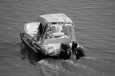 İtalya, Sicilya, Akdeniz, Marina di Ragusa (Ragusa ili); 19 Ağustos 2020, limandaki kauçuk bir teknede insanlar - EDITORIAL