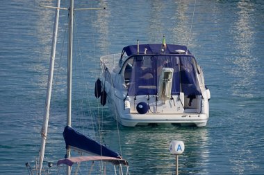 İtalya, Sicilya, Akdeniz, Marina di Ragusa (Ragusa Eyaleti); 19 Ağustos 2020, limanda lüks bir yatta insanlar - EDITORIAL