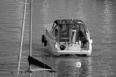 İtalya, Sicilya, Akdeniz, Marina di Ragusa (Ragusa Eyaleti); 19 Ağustos 2020, limanda lüks bir yatta insanlar - EDITORIAL