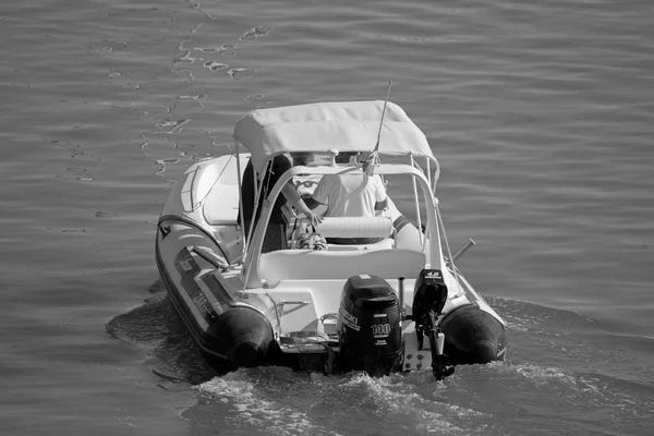 イタリア シチリア島 地中海 マリーナ ラグーザ ラグーザ州 2020年8月19日 港のゴムボートに乗っている人々 Editorial — ストック写真