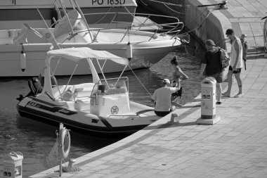 İtalya, Sicilya, Akdeniz, Marina di Ragusa (Ragusa Eyaleti); 19 çirkin 2020, limandaki kauçuk tekne ve lüks yatlarda yaşayan insanlar - EDITORIAL