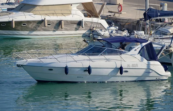 Italien Sicilien Medelhavet Marina Ragusa Ragusaprovinsen Augusti 2020 Människor Lyxyacht — Stockfoto