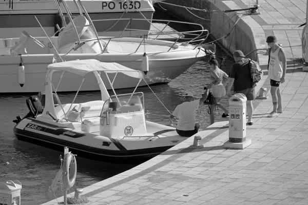 意大利 西西里 地中海 拉古萨港 拉古萨省 2020年12月19日 乘橡皮船和豪华游艇的人在港口 Editorial — 图库照片
