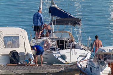 İtalya, Sicilya, Akdeniz, Marina di Ragusa (Ragusa Eyaleti); 20 Ağustos 2020, limandaki insanlar ve lüks yatlar - EDITORIAL