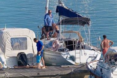 İtalya, Sicilya, Akdeniz, Marina di Ragusa (Ragusa Eyaleti); 20 Ağustos 2020, limandaki insanlar ve lüks yatlar - EDITORIAL