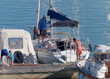 İtalya, Sicilya, Akdeniz, Marina di Ragusa (Ragusa Eyaleti); 20 Ağustos 2020, limandaki insanlar ve lüks yatlar - EDITORIAL