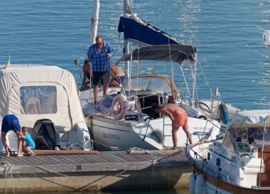 İtalya, Sicilya, Akdeniz, Marina di Ragusa (Ragusa Eyaleti); 20 Ağustos 2020, limandaki insanlar ve lüks yatlar - EDITORIAL