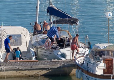 İtalya, Sicilya, Akdeniz, Marina di Ragusa (Ragusa Eyaleti); 20 Ağustos 2020, limandaki insanlar ve lüks yatlar - EDITORIAL