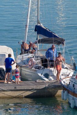 İtalya, Sicilya, Akdeniz, Marina di Ragusa (Ragusa Eyaleti); 20 Ağustos 2020, limandaki insanlar ve lüks yatlar - EDITORIAL