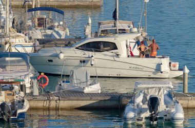 İtalya, Sicilya, Akdeniz, Marina di Ragusa (Ragusa Eyaleti); 20 Ağustos 2020, limanda lüks bir yatta insanlar - EDITORIAL