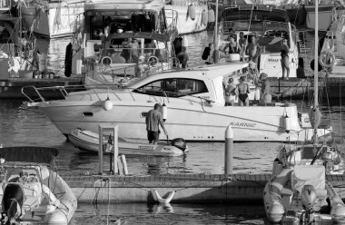 İtalya, Sicilya, Akdeniz, Marina di Ragusa (Ragusa Eyaleti); 20 Ağustos 2020, limanda lüks bir yatta insanlar - EDITORIAL