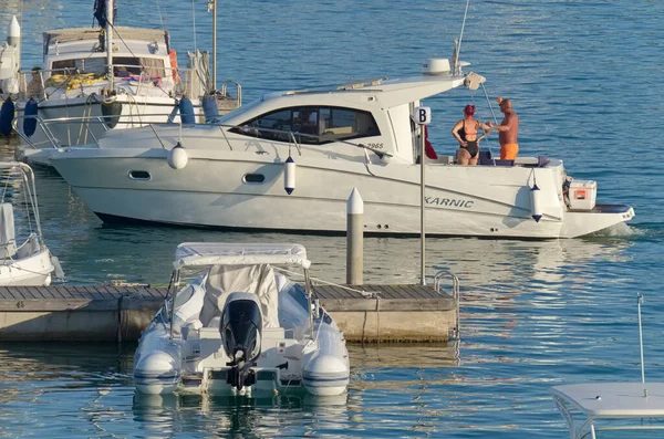 Italien Sicilien Medelhavet Marina Ragusa Ragusaprovinsen Augusti 2020 Människor Lyxyacht — Stockfoto