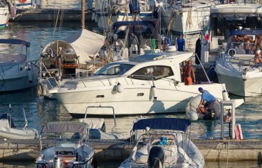 İtalya, Sicilya, Akdeniz, Marina di Ragusa (Ragusa Eyaleti); 20 Ağustos 2020, limanda lüks bir yatta insanlar - EDITORIAL