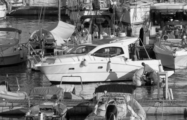 İtalya, Sicilya, Akdeniz, Marina di Ragusa (Ragusa Eyaleti); 20 Ağustos 2020, limanda lüks bir yatta insanlar - EDITORIAL