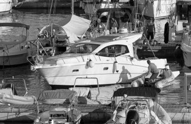 İtalya, Sicilya, Akdeniz, Marina di Ragusa (Ragusa Eyaleti); 20 Ağustos 2020, limanda lüks bir yatta insanlar - EDITORIAL