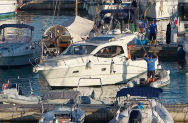 İtalya, Sicilya, Akdeniz, Marina di Ragusa (Ragusa Eyaleti); 20 Ağustos 2020, limanda lüks bir yatta insanlar - EDITORIAL