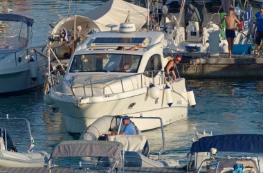 İtalya, Sicilya, Akdeniz, Marina di Ragusa (Ragusa Eyaleti); 20 Ağustos 2020, limanda lüks bir yatta insanlar - EDITORIAL