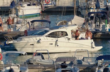 İtalya, Sicilya, Akdeniz, Marina di Ragusa (Ragusa Eyaleti); 20 Ağustos 2020, limanda lüks bir yatta insanlar - EDITORIAL