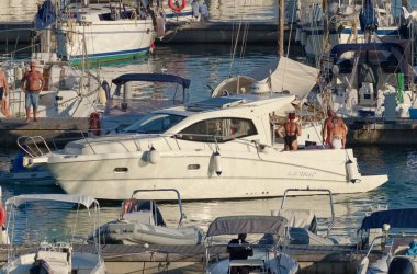 İtalya, Sicilya, Akdeniz, Marina di Ragusa (Ragusa Eyaleti); 20 Ağustos 2020, limanda lüks bir yatta insanlar - EDITORIAL