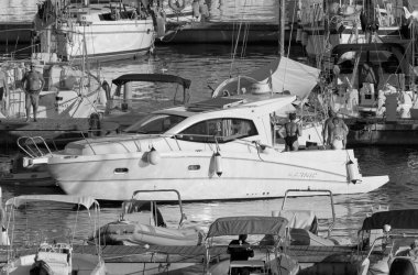 İtalya, Sicilya, Akdeniz, Marina di Ragusa (Ragusa Eyaleti); 20 Ağustos 2020, limanda lüks bir yatta insanlar - EDITORIAL