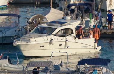 İtalya, Sicilya, Akdeniz, Marina di Ragusa (Ragusa Eyaleti); 20 Ağustos 2020, limanda lüks bir yatta insanlar - EDITORIAL