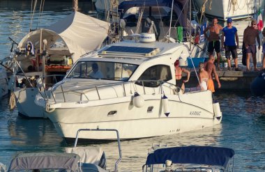 İtalya, Sicilya, Akdeniz, Marina di Ragusa (Ragusa Eyaleti); 20 Ağustos 2020, limanda lüks bir yatta insanlar - EDITORIAL