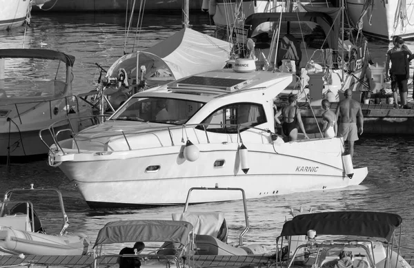 İtalya, Sicilya, Akdeniz, Marina di Ragusa (Ragusa Eyaleti); 20 Ağustos 2020, limanda lüks bir yatta insanlar - EDITORIAL