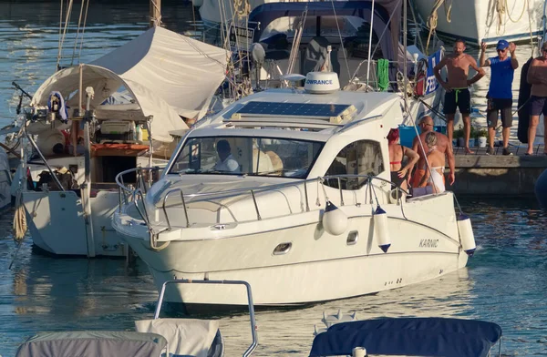 İtalya, Sicilya, Akdeniz, Marina di Ragusa (Ragusa Eyaleti); 20 Ağustos 2020, limanda lüks bir yatta insanlar - EDITORIAL