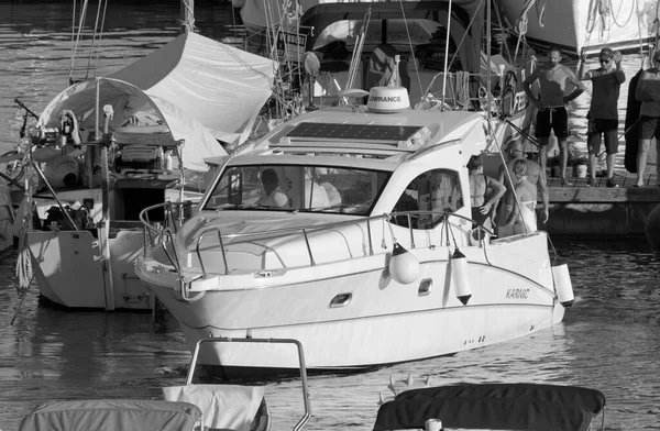 İtalya, Sicilya, Akdeniz, Marina di Ragusa (Ragusa Eyaleti); 20 Ağustos 2020, limanda lüks bir yatta insanlar - EDITORIAL