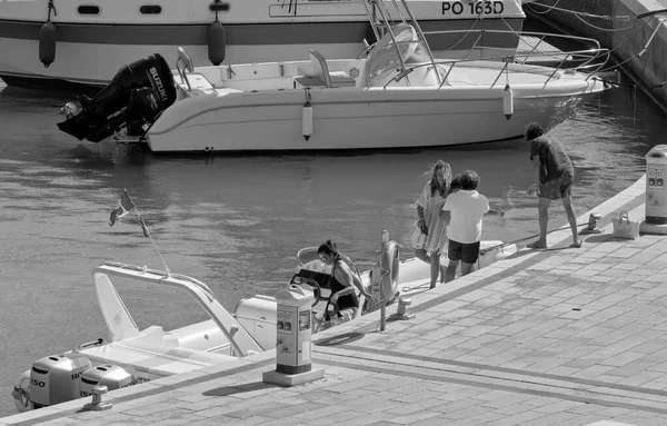 イタリア シチリア島 地中海 マリーナ ラグーザ ラグーザ州 8月2020 港のゴムボートや豪華なヨットの人々 Editorial — ストック写真