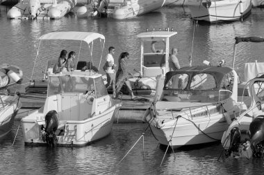 İtalya, Sicilya, Akdeniz, Marina di Ragusa (Ragusa ili); 23 Ağustos 2020, limandaki insanlar, motorlu tekneler ve lüks yatlar - EDITORIAL