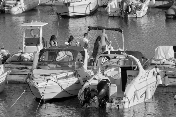 Italien Sicilien Medelhavet Marina Ragusa Ragusaprovinsen Augusti 2020 Människor Motorbåtar — Stockfoto
