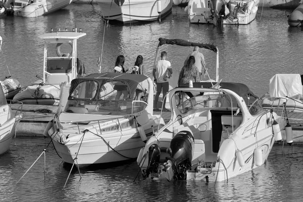 İtalya, Sicilya, Akdeniz, Marina di Ragusa (Ragusa ili); 23 Ağustos 2020, limandaki insanlar, motorlu tekneler ve lüks yatlar - EDITORIAL