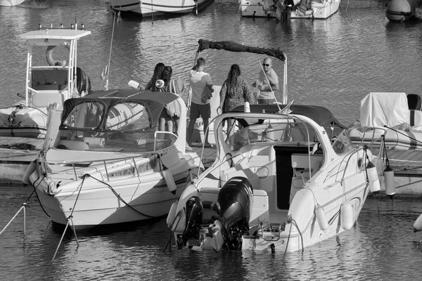 意大利 西西里 地中海 拉古萨港 拉古萨省 2020年8月23日 港口内的人员 汽艇和豪华游艇 Editorial — 图库照片