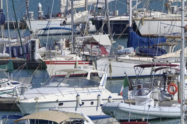 イタリア シチリア島 地中海 マリーナ ラグーザ ラグーザ州 8月2020 ポート内の高級ヨット Editorial — ストック写真