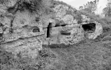 İtalya, Sicilya, Palazzolo Acreide (Syracuse Eyaleti), Yunan amfitiyatro kalıntıları, kayadaki mezarların manzarası