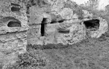 İtalya, Sicilya, Palazzolo Acreide (Syracuse Eyaleti), Yunan amfitiyatro kalıntıları, kayadaki mezarların manzarası