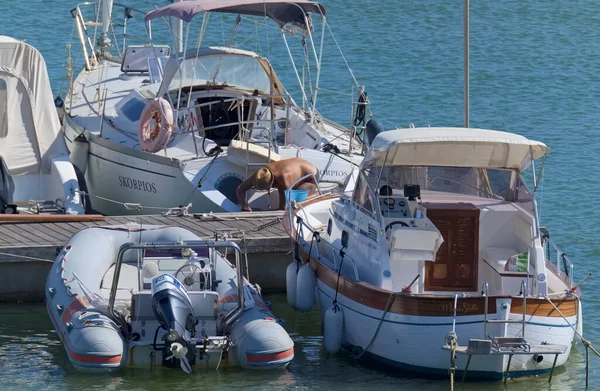 意大利 西西里 地中海 拉古萨港 拉古萨省 2020年8月26日 港口内的人员 汽艇和豪华游艇 Editorial — 图库照片
