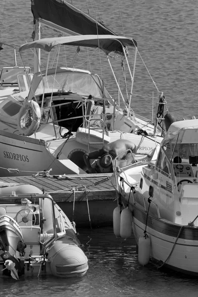 Italien Sicilien Medelhavet Marina Ragusa Ragusaprovinsen Augusti 2020 Människor Motorbåtar — Stockfoto