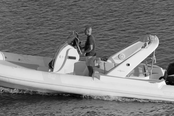 イタリア シチリア島 地中海 マリーナ ラグーザ ラグーザ州 8月2020 ポート内のゴムボートに乗って男 Editorial — ストック写真