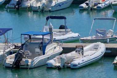 İtalya, Sicilya, Akdeniz, Marina di Ragusa (Ragusa ili); 27 Ağustos 2020, limanda motorlu tekne - EDITORIAL